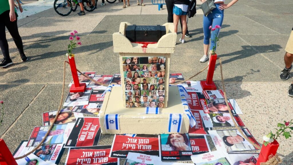 I 20 ostaggi ancora vivi di Hamas: storie di uomini rapiti dal Nova Festival
