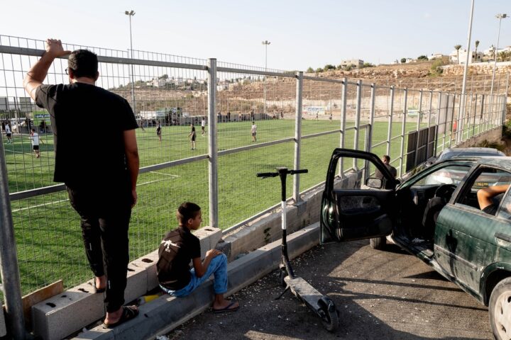 I calciatori palestinesi in Cisgiordania affrontano difficoltà tra allenamenti e sospensione dei campionati