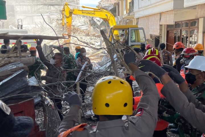 Il crollo di una scuola in Indonesia causa 14 morti e circa 50 dispersi