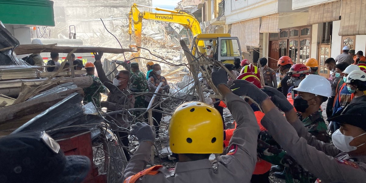 Il crollo di una scuola in Indonesia causa 14 morti e circa 50 dispersi