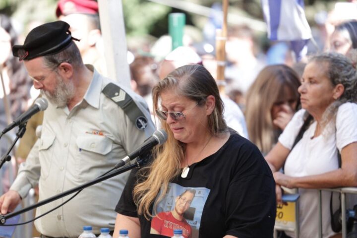 Il funerale di Tamir Nimrodi, soldato rapito da Hamas e tornato a casa dopo 741 giorni