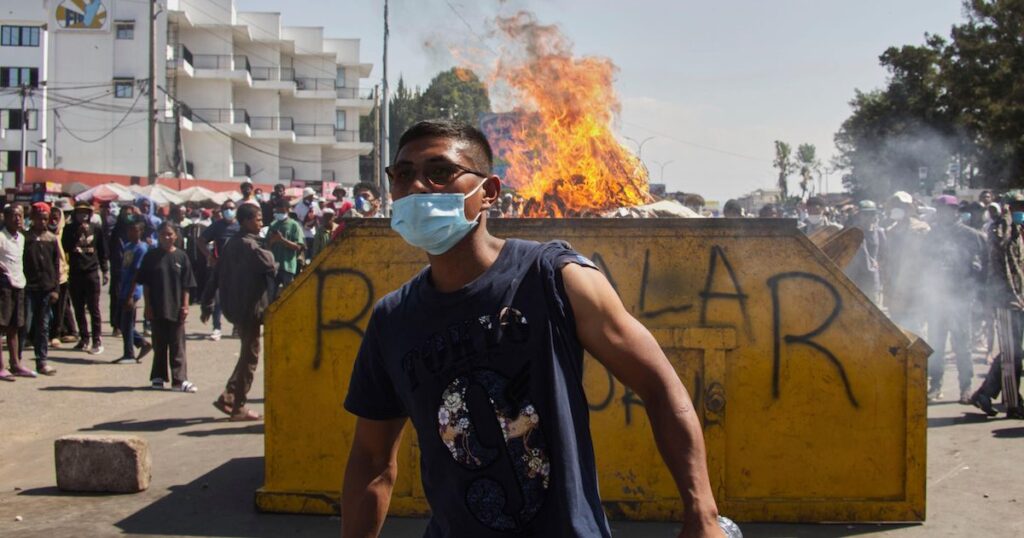 Il governo del Madagascar annuncia un colpo di stato illegale dopo che l'esercito si unisce ai manifestanti