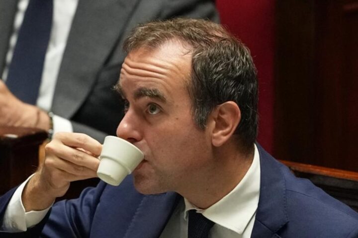 Il governo francese supera due mozioni di sfiducia grazie al sostegno dei socialisti