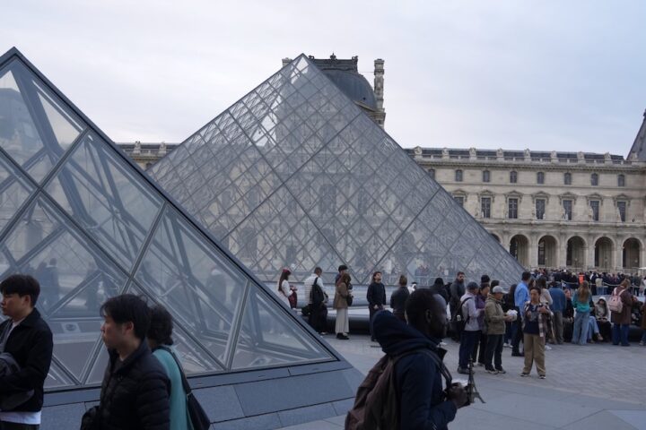 Il Louvre riapre dopo il furto di gioielli da 88 milioni di euro del 19 ottobre