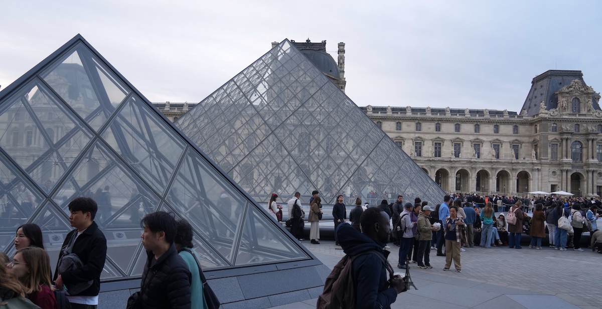 Il Louvre riapre dopo il furto di gioielli da 88 milioni di euro del 19 ottobre