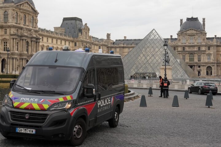 Il Louvre rimane chiuso per indagini sul furto di otto gioielli avvenuto il 19 ottobre