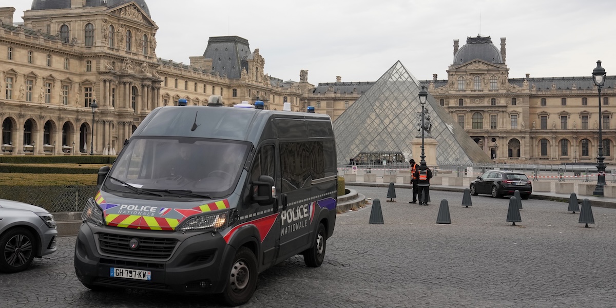 Il Louvre rimane chiuso per indagini sul furto di otto gioielli avvenuto il 19 ottobre