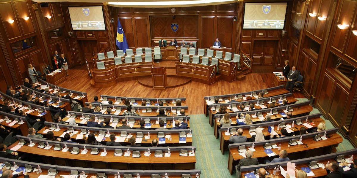 Il parlamento del Kosovo si insedia finalmente dopo otto mesi, nominato il vicepresidente serbo Rašić