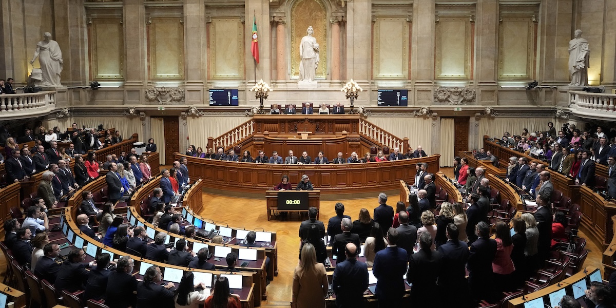 Il parlamento portoghese approva legge che vieta il burqa negli spazi pubblici