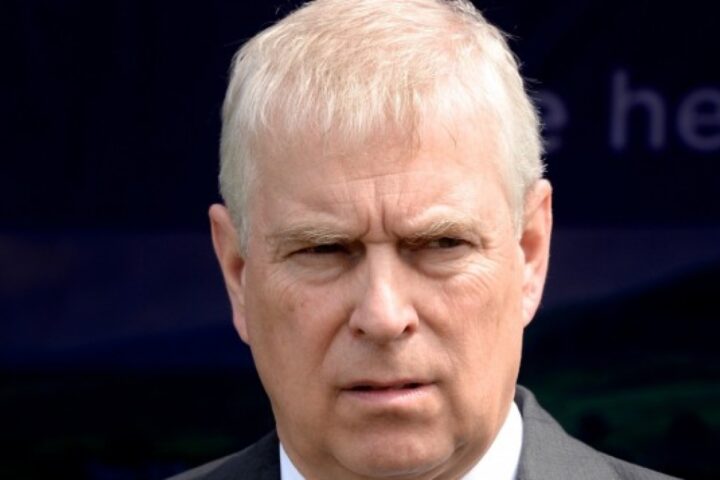 Il principe Andrea abbandona i titoli reali, inclusa la carica di Duca di York, dopo colloqui con il re