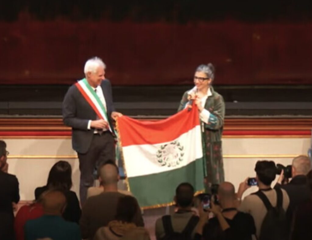 Il sindaco di Reggio Emilia travolto dagli insulti dopo aver parlato di liberazione ostaggi per la pace a Gaza