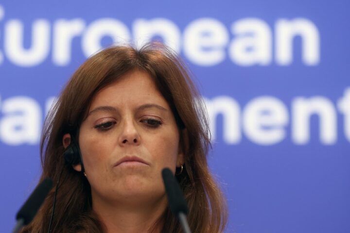 Ilaria Salis potrebbe essere processata in Italia dopo il mantenimento dell'immunità parlamentare europea