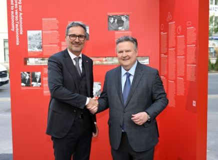 Inaugurata a Vienna la "stele dell'Autonomia" per commemorare il 65° anniversario dell'iniziativa di Kreisky