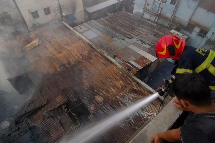 Incendio in una fabbrica tessile a Dacca: 16 morti e ricerche tra le macerie