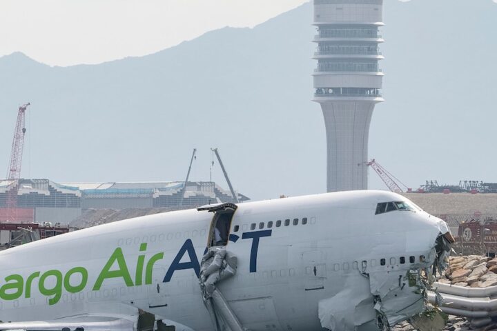 Incidente aereo ad Hong Kong: un cargo esce fuori pista, due morti tra il personale di terra