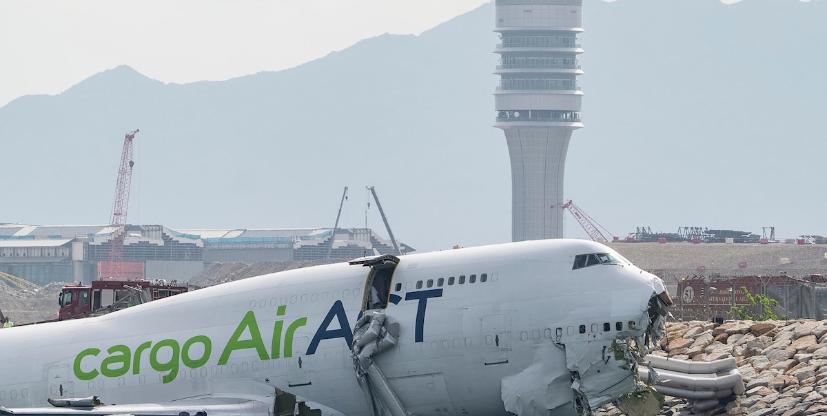Incidente aereo ad Hong Kong: un cargo esce fuori pista, due morti tra il personale di terra