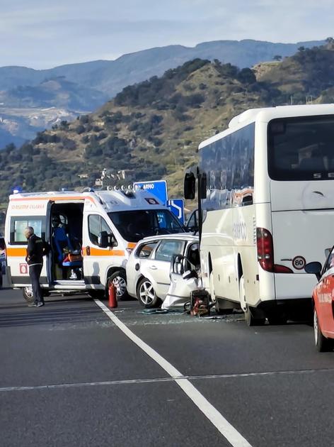 Incidente mortale a Gioiosa Ionica: tre vittime nell'impatto tra auto e pullman