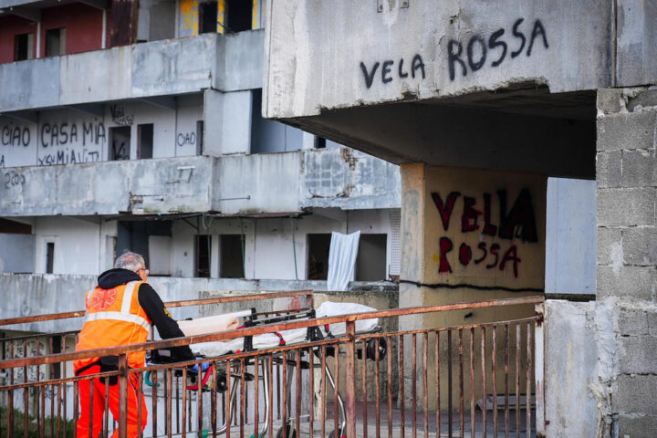 Iniziate le operazioni di demolizione della Vela Rossa a Scampia, Napoli