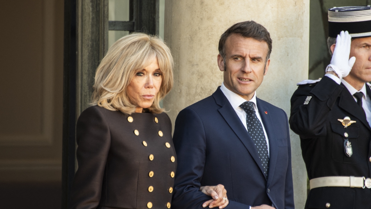Inizio del processo a Parigi per diffamazione su Brigitte Macron, accusati dieci complottisti