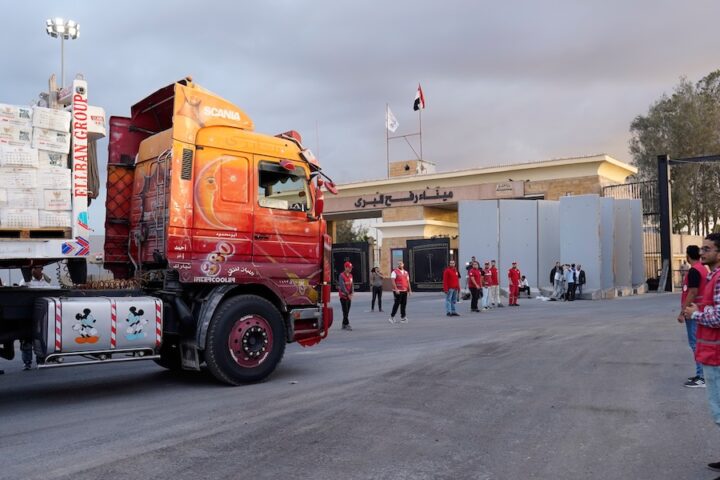 Israele non riapre il valico di Rafah e limita gli aiuti umanitari verso Gaza per la mancata restituzione dei corpi degli ostaggi