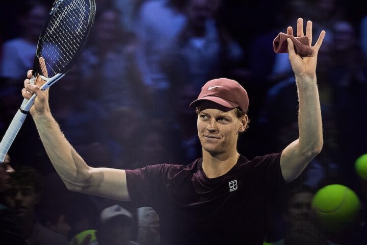 Jannik Sinner avanza in finale al torneo di Vienna battendo Alex De Minaur