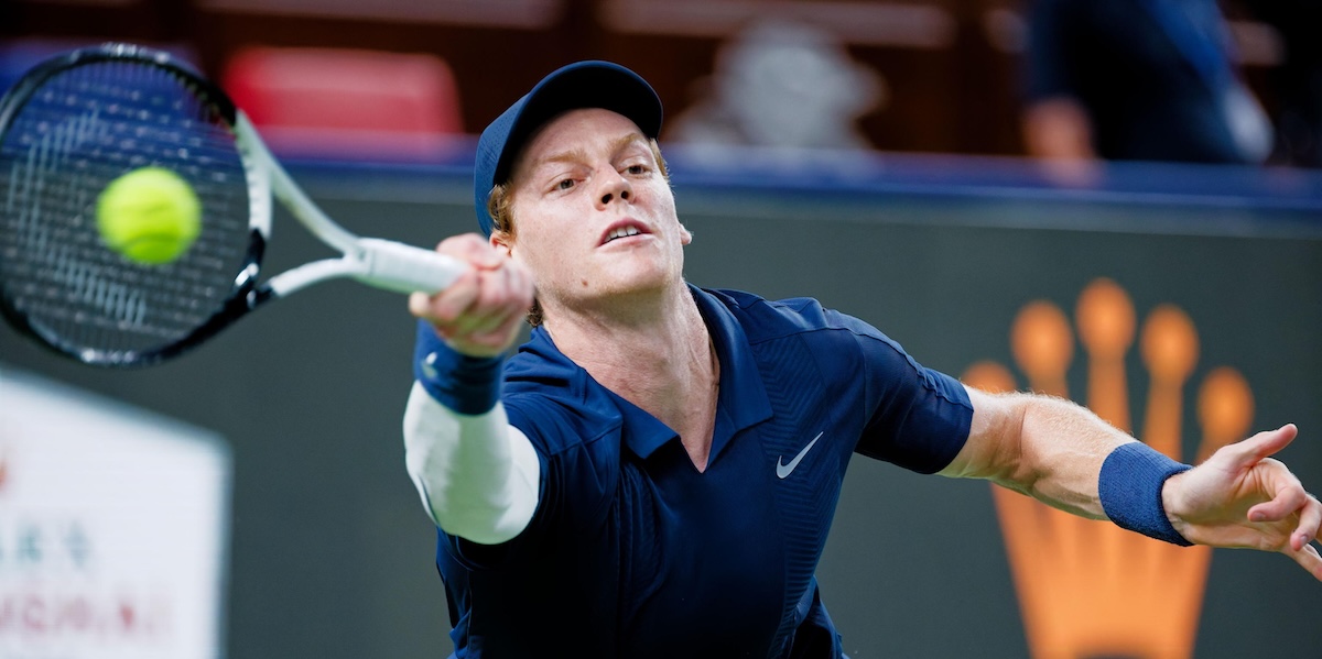 Jannik Sinner si ritira dal Masters 1000 di Shanghai a causa di crampi durante il match