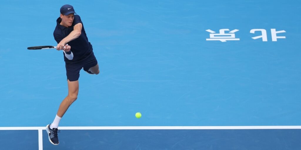Jannik Sinner trionfa all'ATP 500 di Pechino battendo Learner Tien in finale