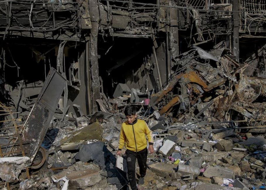 La brutalità della situazione dei bambini a Gaza: senza scarpe e privi di un luogo sicuro