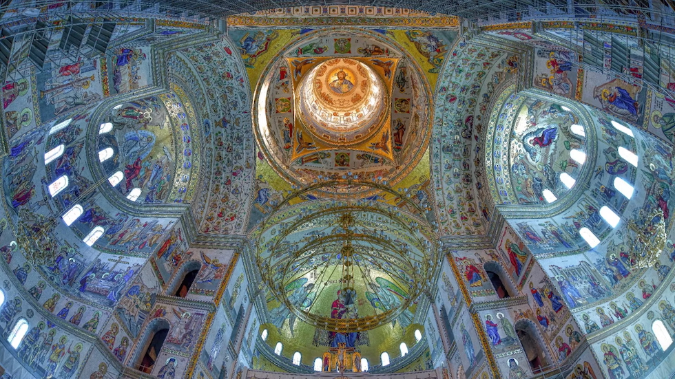La consacrazione della cattedrale nazionale ortodossa a Bucarest: un simbolo di potere e controversie in Romania