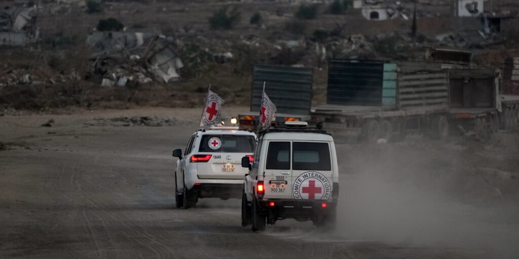 La Croce Rossa consegna all'esercito israeliano altri due corpi di ostaggi morti ricevuti da Hamas