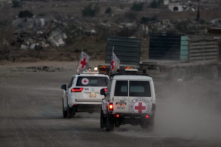 La Croce Rossa consegna all'esercito israeliano altri due corpi di ostaggi morti ricevuti da Hamas