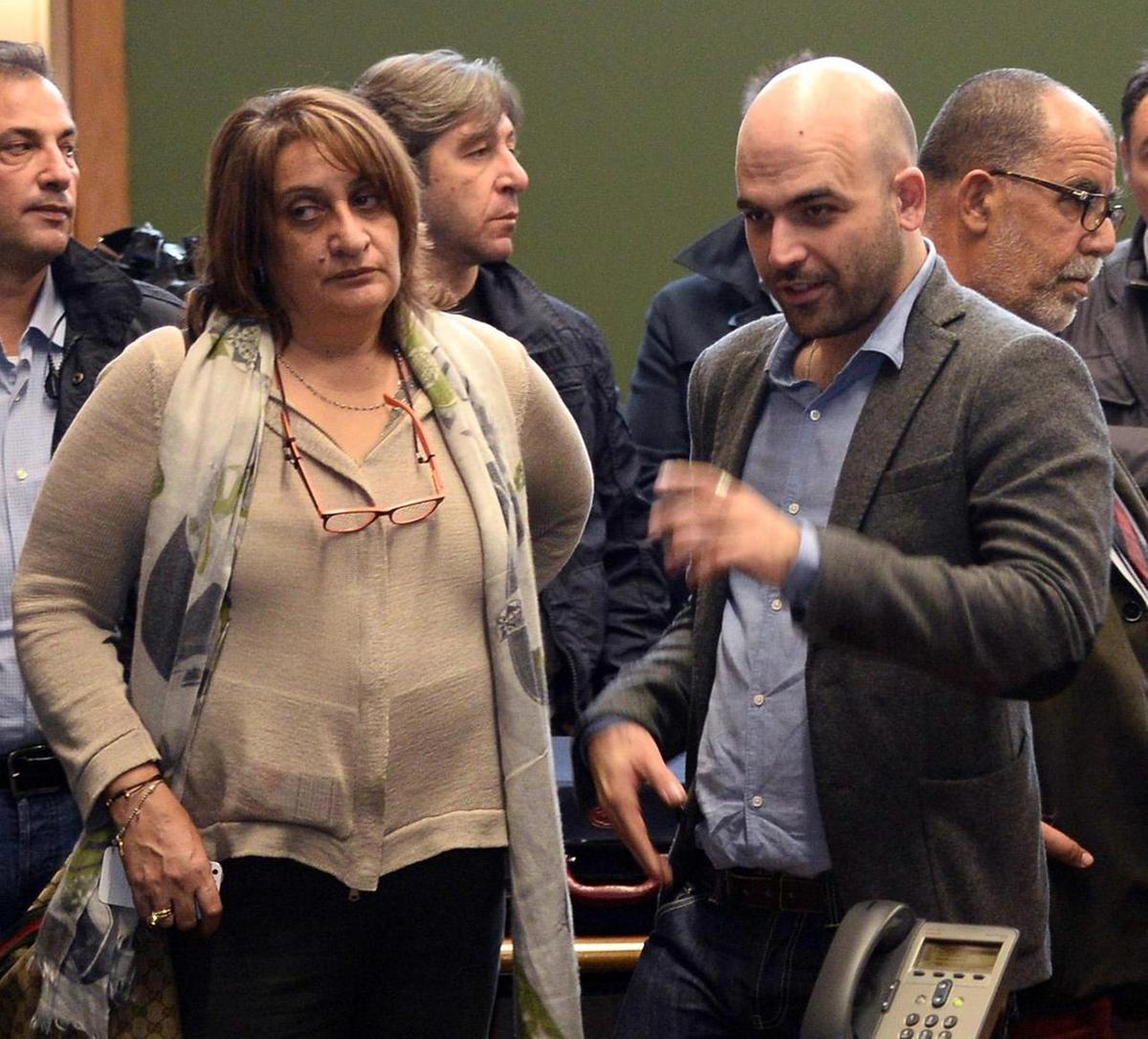 La cronista sotto scorta avverte: "Essere soli rende un bersaglio facile"