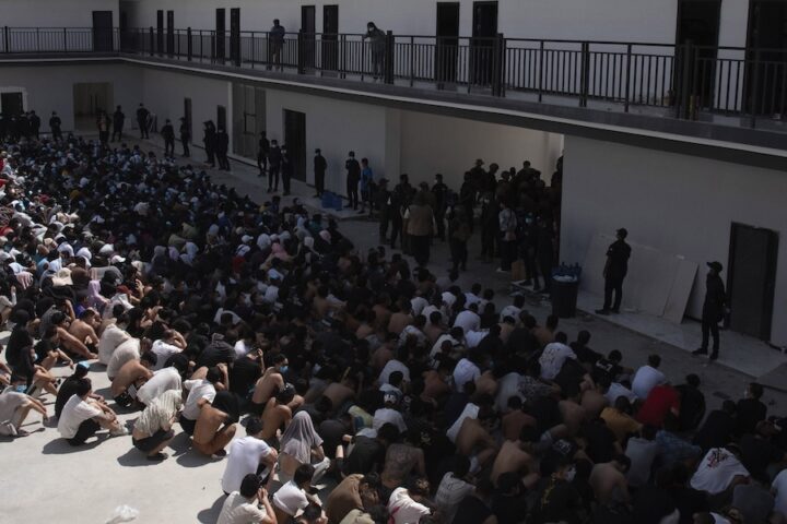 La giunta militare del Myanmar libera 2.200 lavoratori da un centro di truffe online a Myawaddy