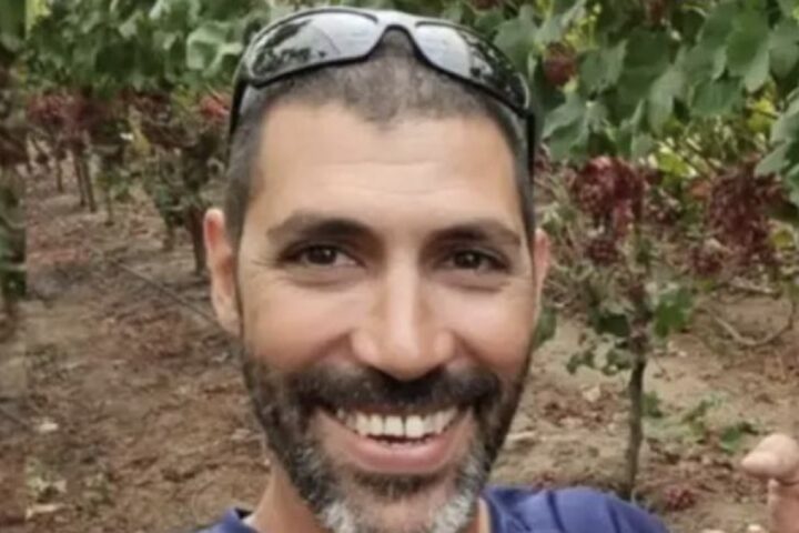 La madre di Tamir Adar, ucciso durante l'attacco, esprime angoscia per la mancanza di certezze sul ritorno della salma