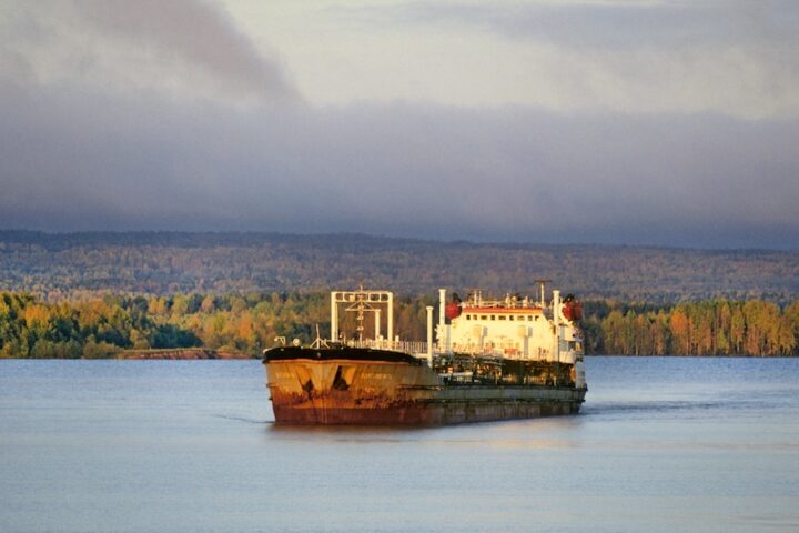 La marina militare francese ferma petroliera sospettata di rifornire la Russia per evadere le sanzioni