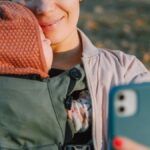 La maternità nell'era dei social: una madre racconta come ha disinstallato Instagram per difendere la sua privacy