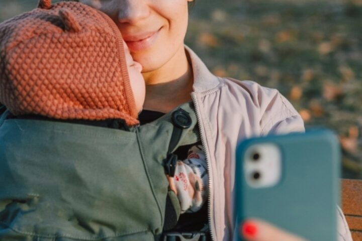 La maternità nell'era dei social: una madre racconta come ha disinstallato Instagram per difendere la sua privacy