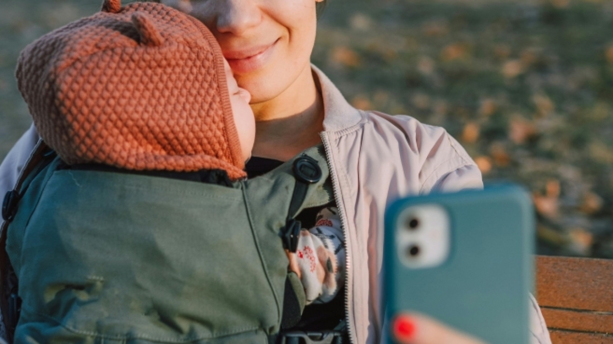 La maternità nell'era dei social: una madre racconta come ha disinstallato Instagram per difendere la sua privacy