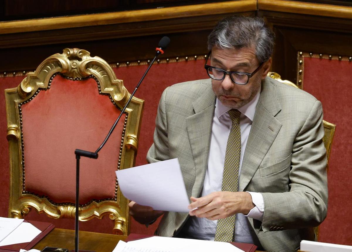 La mediazione tra austerità e sviluppo: Giorgetti avverte sulle manovre economiche in un contesto incerto