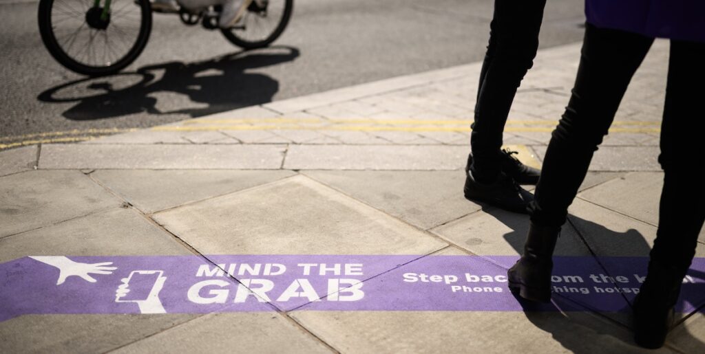 La polizia di Londra smantella una banda accusata di traffico di 40mila telefoni rubati in Cina