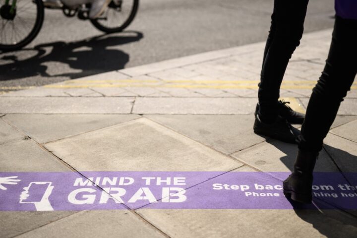 La polizia di Londra smantella una banda accusata di traffico di 40mila telefoni rubati in Cina