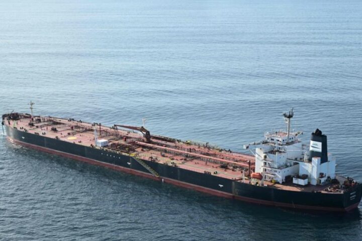 La polizia francese arresta il comandante e il vice di una petroliera russa sospettata di trasporto di droni