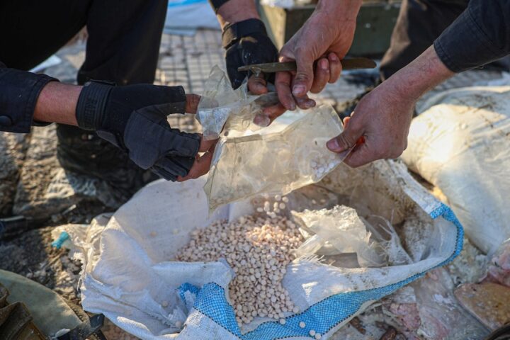 La polizia siriana sequestra 12 milioni di pillole di captagon vicino a Damasco