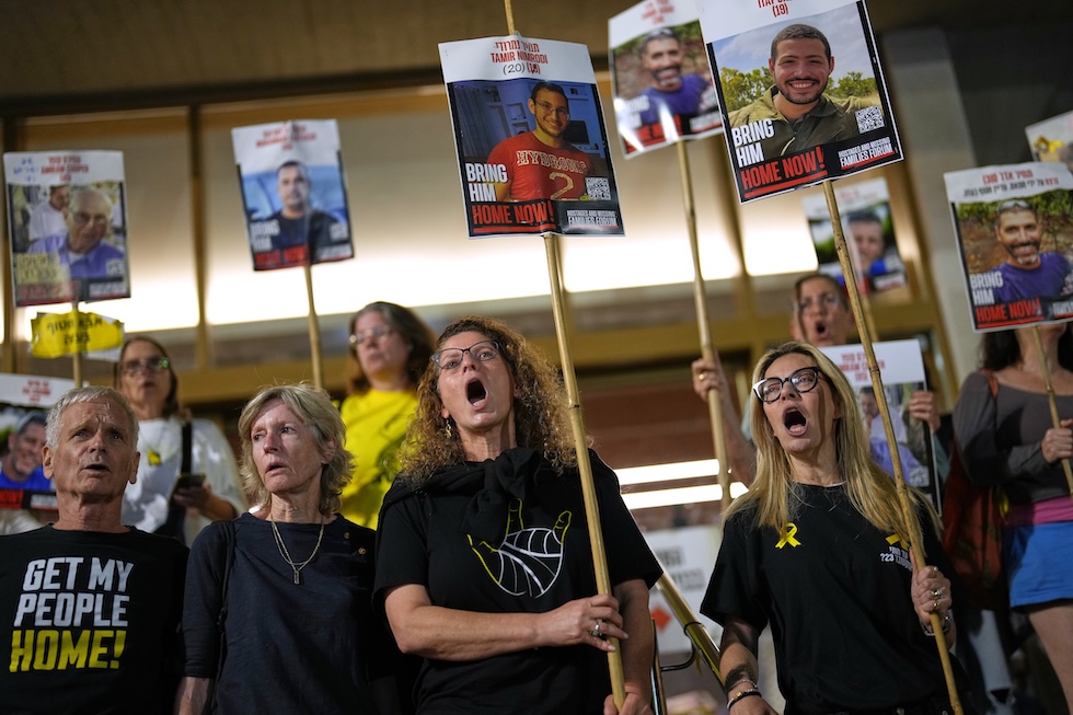 La restituzione dei corpi degli ostaggi israeliani morti nella Striscia di Gaza mette a rischio l'accordo tra Israele e Hamas