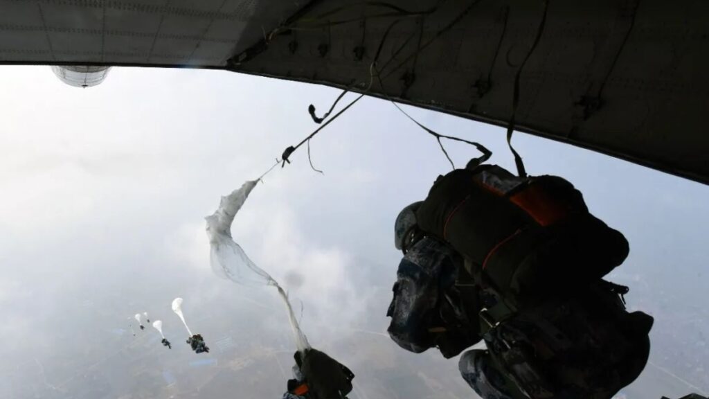 La Russia addestra paracadutisti cinesi per un attacco a Taiwan, rivelano documenti rubati