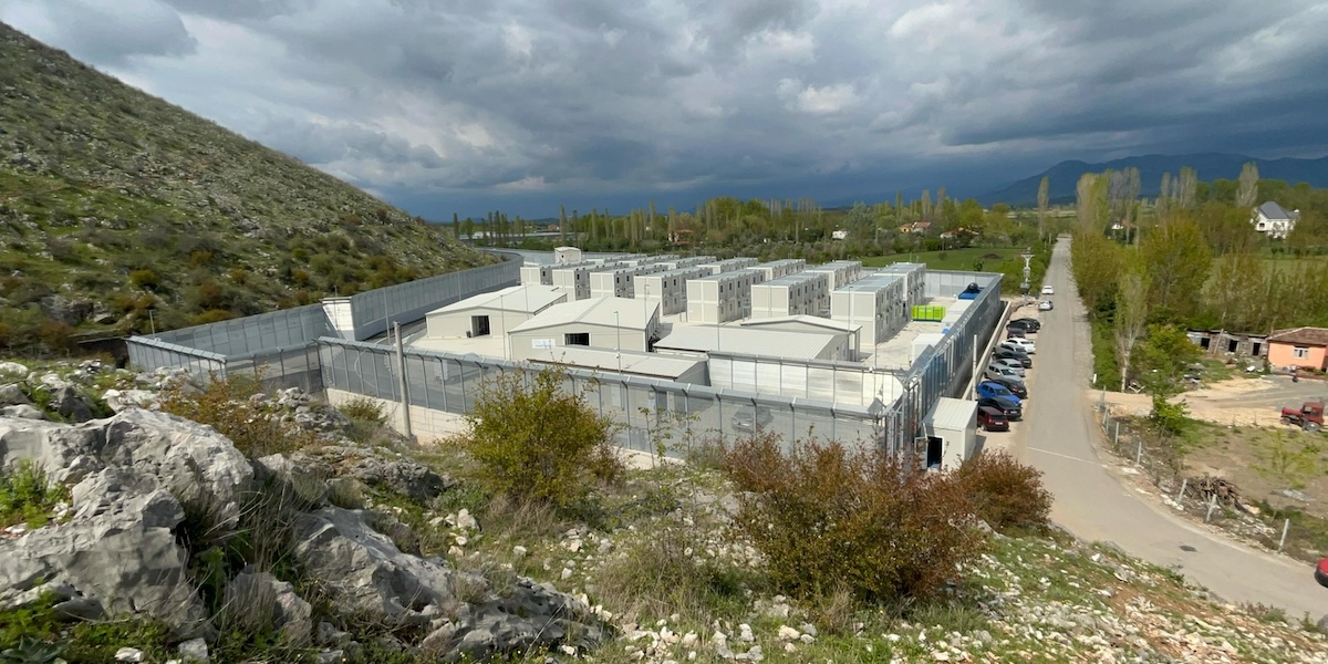 La situazione a Gjader un anno dopo l'apertura del centro per migranti in Albania