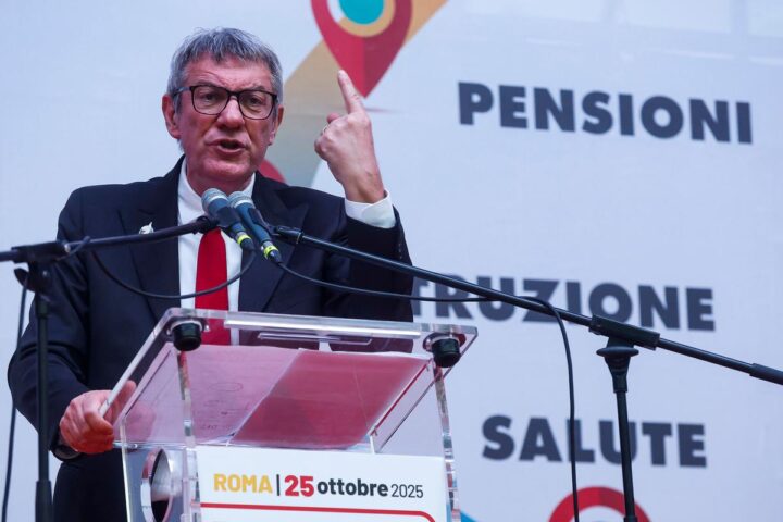 Landini e Cgil in piazza per "Democrazia al lavoro": "Cambiate la manovra o sarà sciopero"