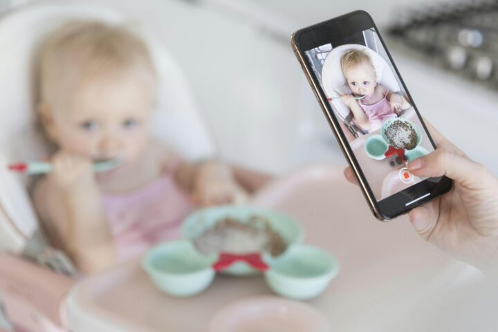 Legge bipartisan contro i baby influencer: stop ai social fino a 15 anni e pubblicità a bimbi