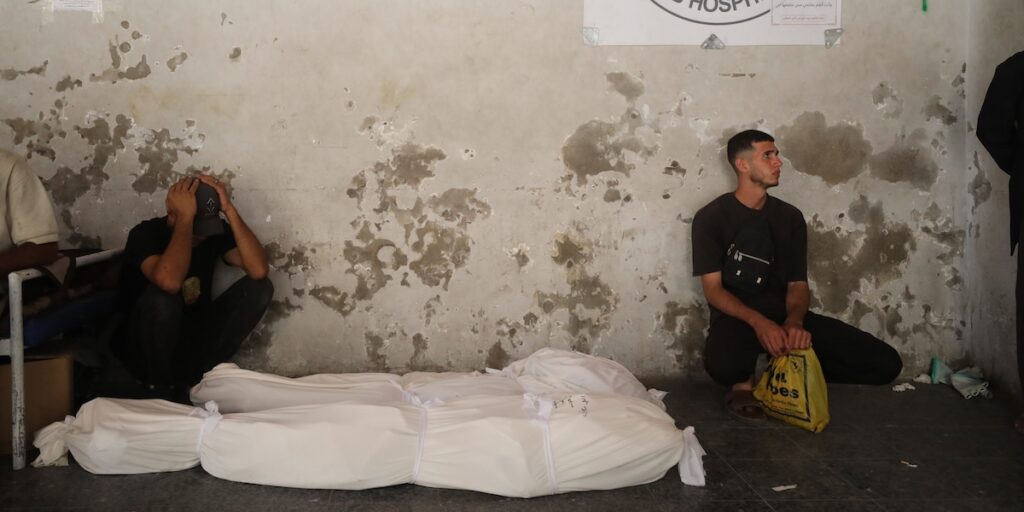 L'esercito israeliano colpisce un bus a Gaza: undici morti tra cui donne e bambini