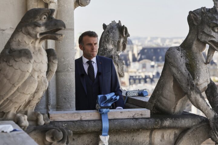 Macron affronta crescente isolamento e crisi di governo in Francia